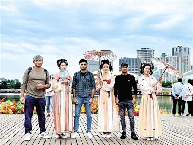 游客打卡郑东新区 正观新闻·郑州晚报记者 王阳 图