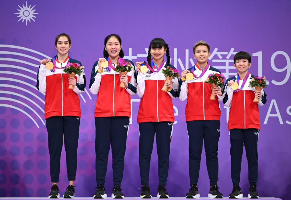 10月7日，杭州亞運會藤球女子單組比賽落幕。冠軍泰國隊在頒獎儀式上。新華社記者 陳鍾昊 攝