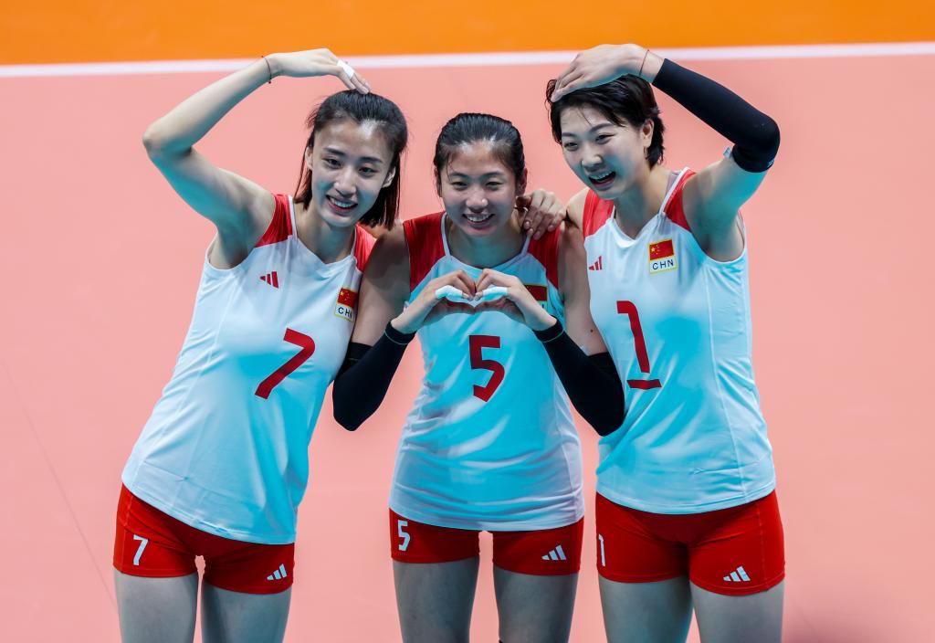 10月7日，中國隊球員王媛媛、高意、袁心玥（左至右）在賽後慶祝奪冠。新華社記者朱崢攝