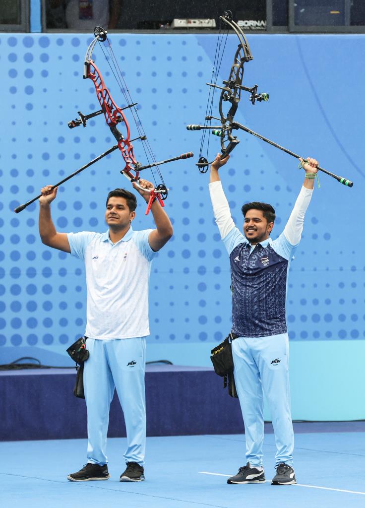 10月7日，在杭州亞運會射箭項目男子復合弓個人賽中，印度選手奧賈斯·普拉溫·德奧塔萊（右）獲得冠軍。新華社記者 單宇琦 攝