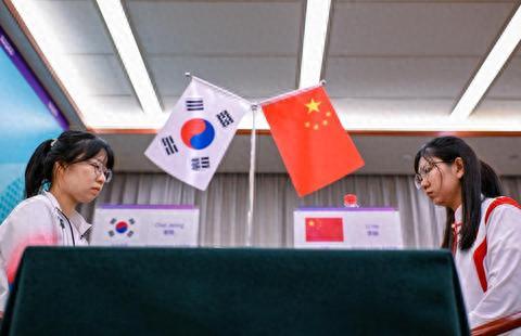 10月3日,李赫(右)在女子团体金牌决赛中对阵韩国队选手崔精。新华社记者 颜麟蕴 摄