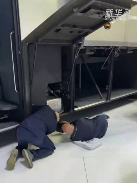 比利时车展 外国人趴车底钻研国产车