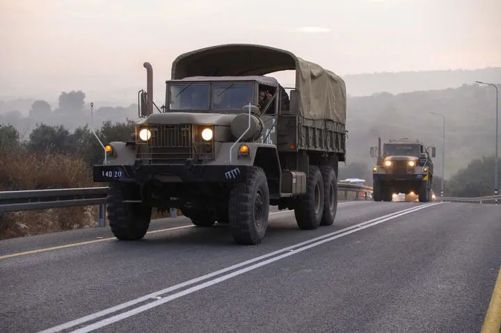 10月8日，以色列軍用車輛在北部靠近黎巴嫩邊境區域的道路上行駛。新華社發（阿亞爾·馬戈林攝/基尼圖片社）