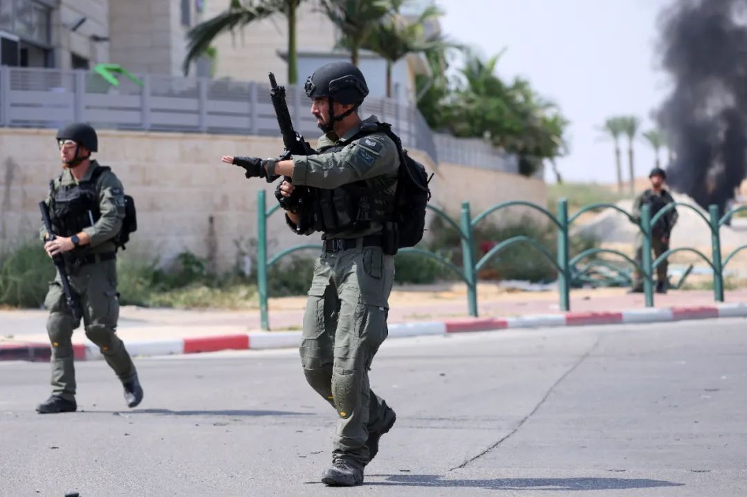 這是10月8日在以色列南部城鎮奧法基姆拍攝的以軍士兵。新華社發（伊蘭·阿薩亞格攝/基尼圖片社）