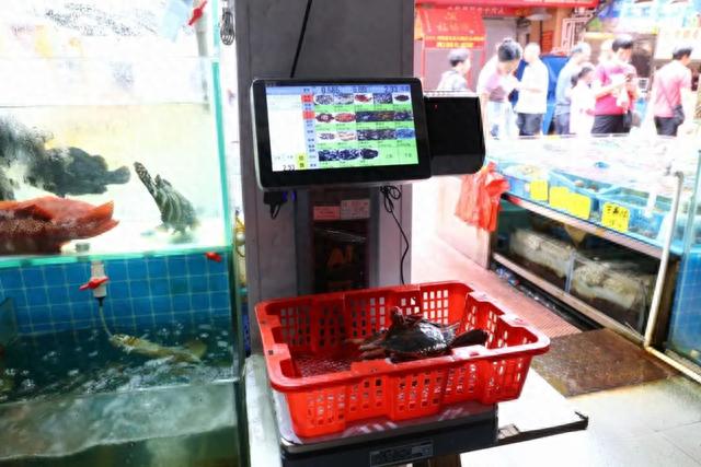 八市海鲜排档统一换上了2.0版防作弊秤。陈立新 摄