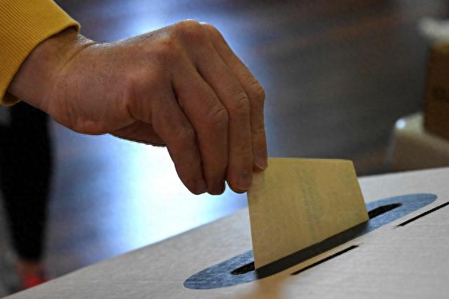 當地時間2023年10月14日，澳州雪梨，在巴爾曼公立學校的投票站，一名選民在投票。本文圖片均為視覺中國 圖