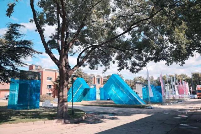 北京昌平的老厂区“七一制镜厂”经过改造将打开围墙,改造成为一处有草坪、有广场的城市文化空间。主办方供图
