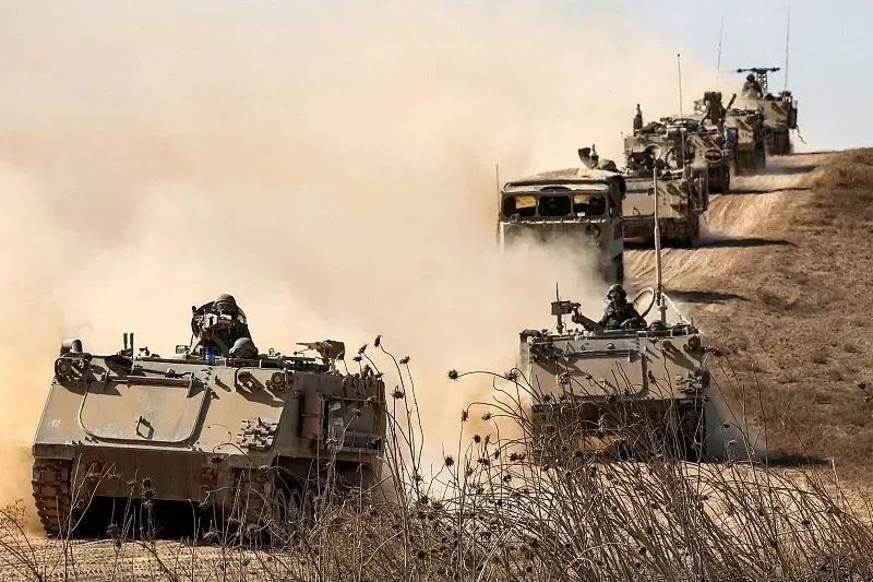 ▲當地時間13日，以色列陸軍步兵戰車被部署在加沙邊境。