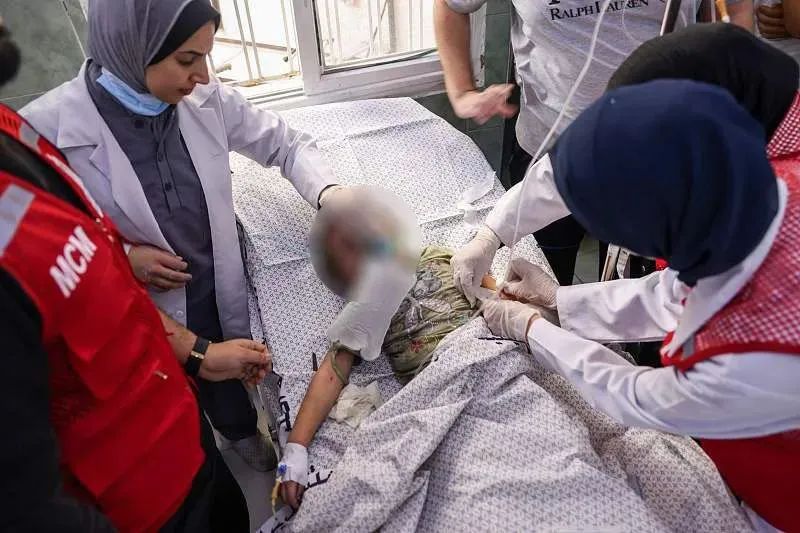 ▲當地時間13日，巴勒斯坦加沙地帶南部拉法，醫務人員照料一名在以軍空襲中受傷的兒童。