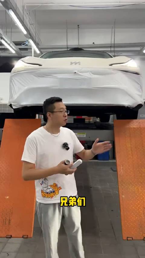 30多万的3系，麦弗逊前悬，摆臂则是铸铁喷涂成铝合金色……