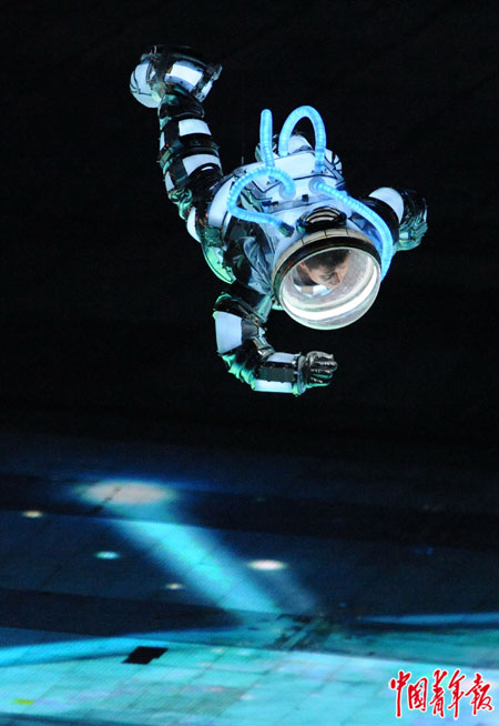    2008年8月8日，北京奧運會開幕式上，一位演員扮演成航天員從天而降。劉占崑/攝
