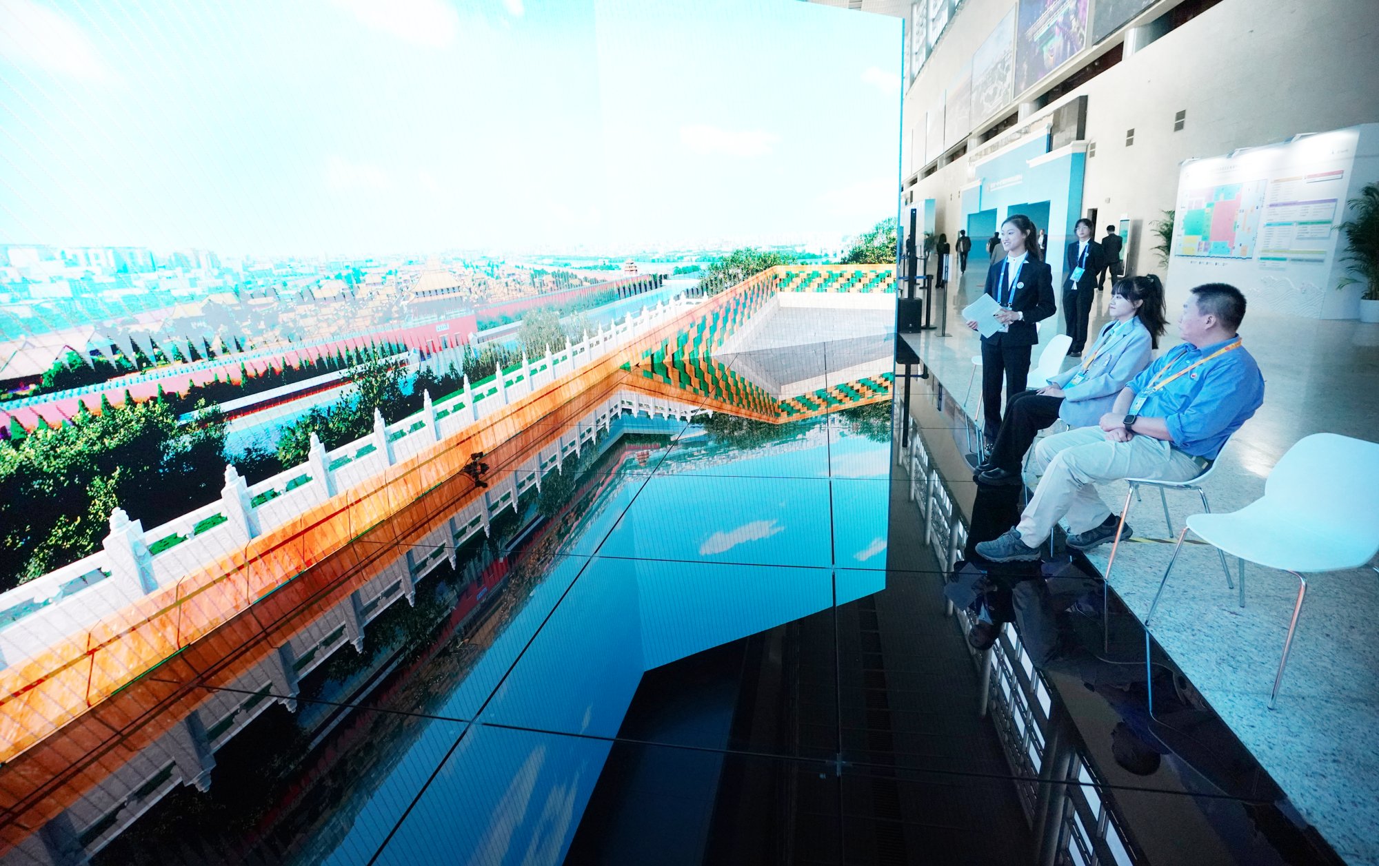 “一带一路”国际合作高峰论坛新闻中心试运行,互动区引驻足