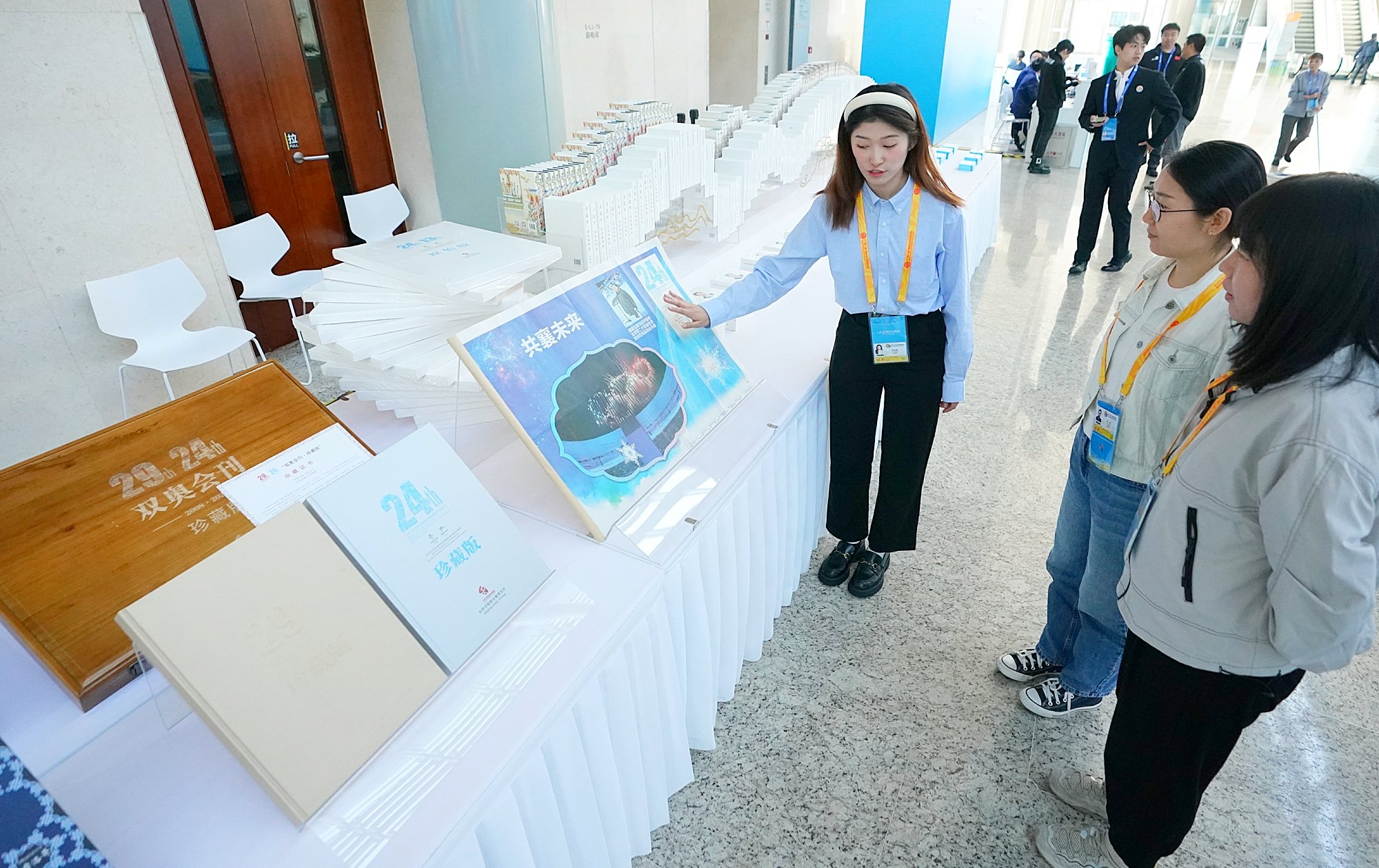 “一带一路”国际合作高峰论坛新闻中心试运行,互动区引驻足