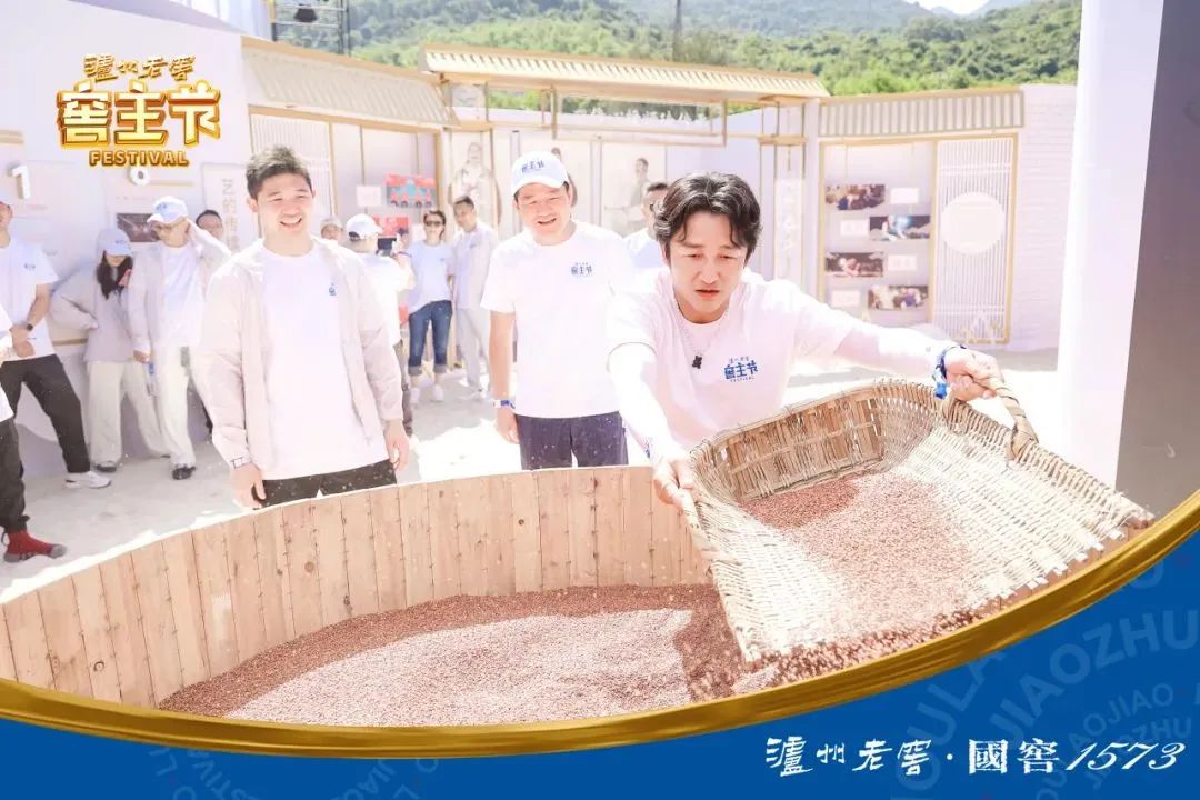 ▲邹市明在现场体验“回马上甑”技法