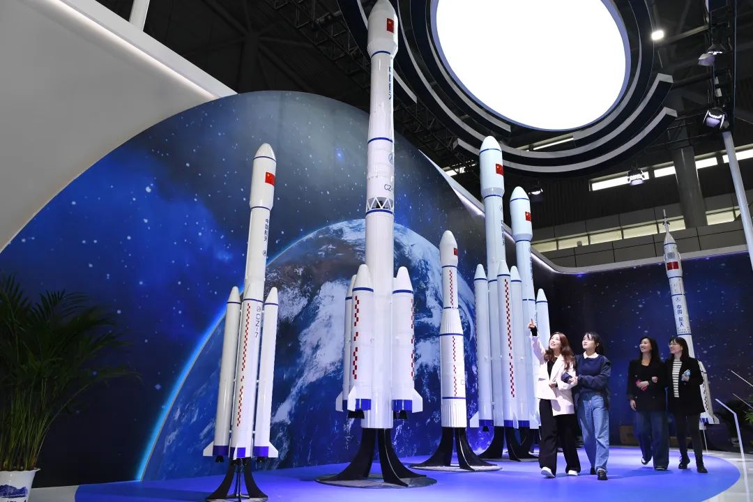 市民正在2023“中国航天日”主题展参观。合肥日报全媒体记者 张大岗 摄