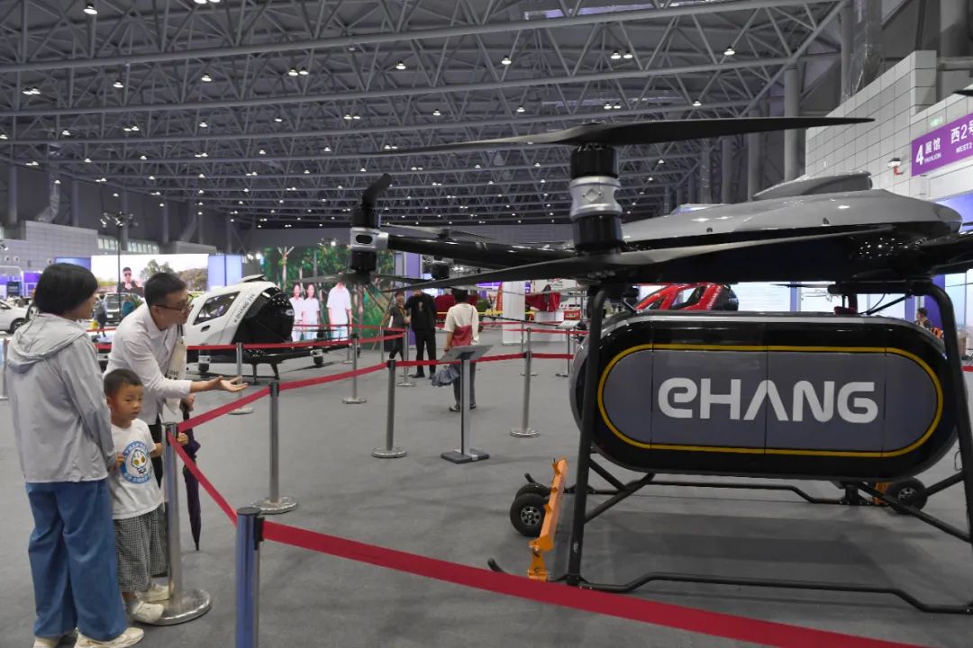 在2023世界制造业大会展馆,观众参观亿航展出的无人驾驶飞行器。合肥日报全媒体记者 张大岗 摄