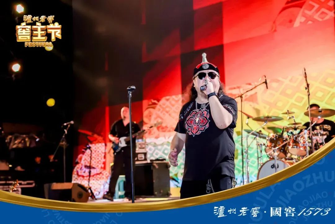 ▲杭盖乐队在音乐节现场演唱