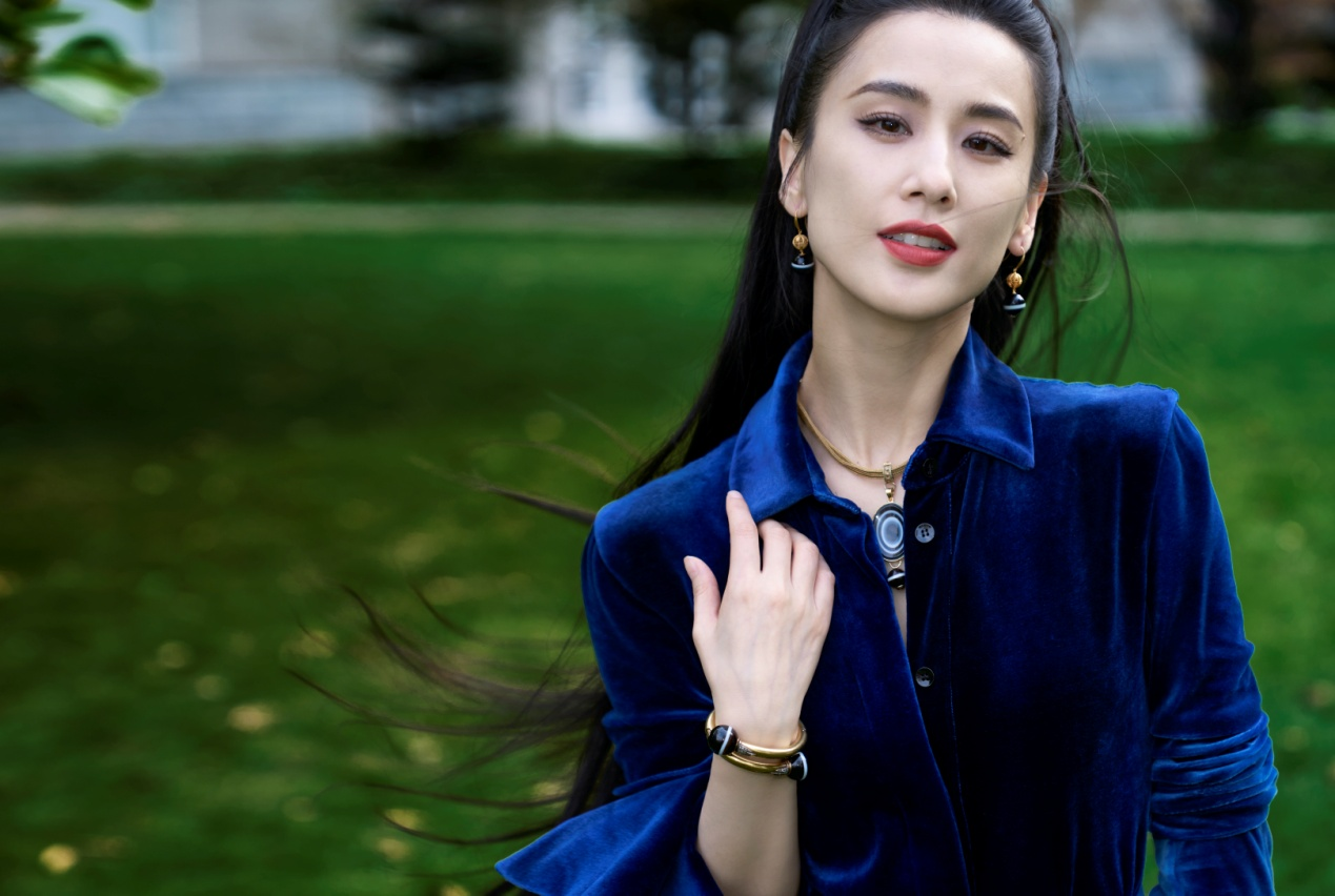 黃聖依亮相上海時裝周，為一席鈷藍色冰染天鵝絨長裙搭配中國傳統首飾。 受訪者供圖
