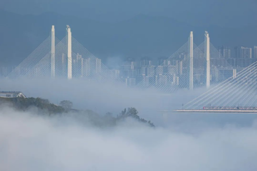 (云雾中的蔡家嘉陵江大桥。图源:城建集团岑刚)