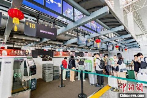 白云机场航站楼内乘客正在办理行李托运手续。白云机场 供图