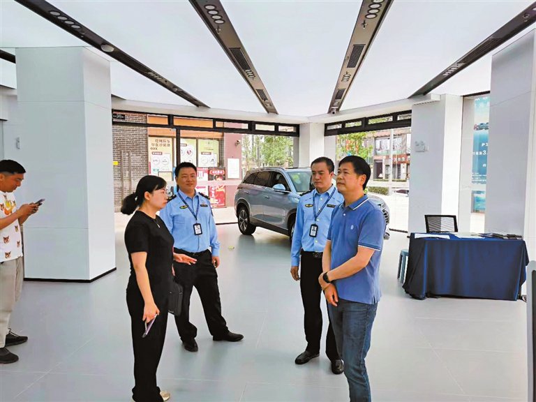 图为沙坪坝区市场监管局上门为企业开展服务
