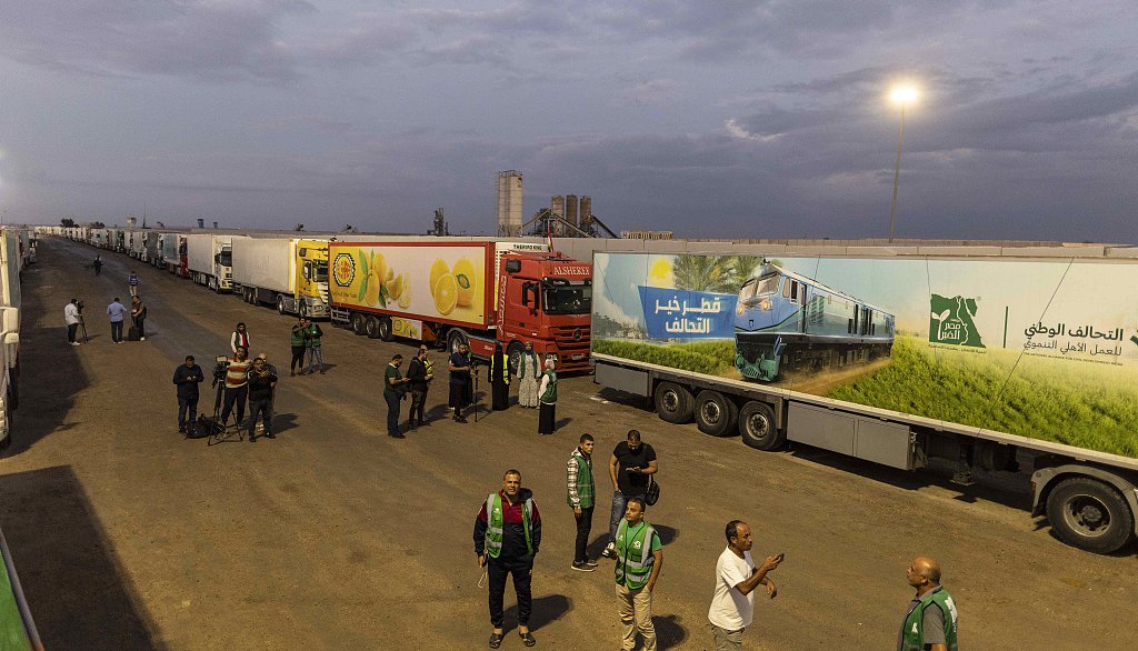 当地时间2023年10月17日，埃及北西奈，援助车队的卡车出现在加沙地带拉法边境。