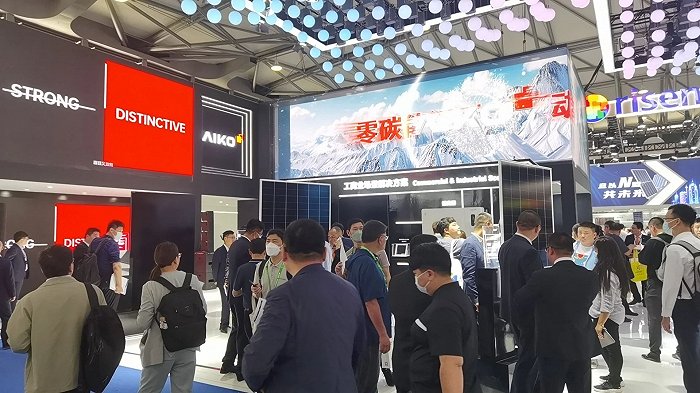 2023SNEC爱旭股份展台前人流如织;赶碳号摄