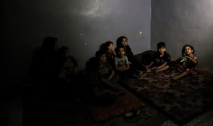 当地时间2023年10月16日，加沙地带的汗尤尼斯，孩子们在黑暗的房间中。