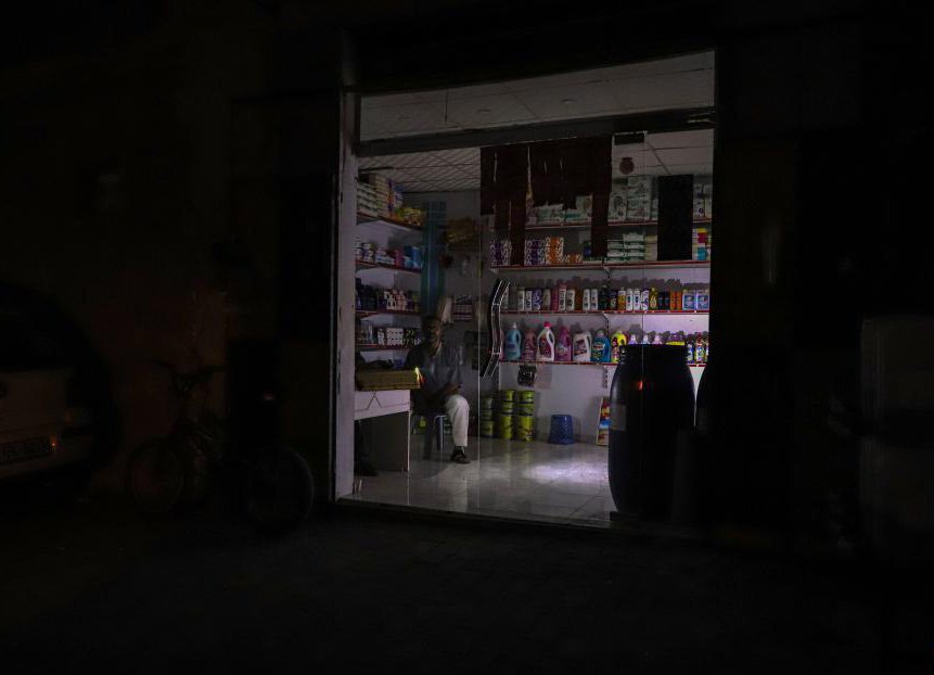 当地时间2023年10月16日，加沙地带的汗尤尼斯，黑暗中的店铺。