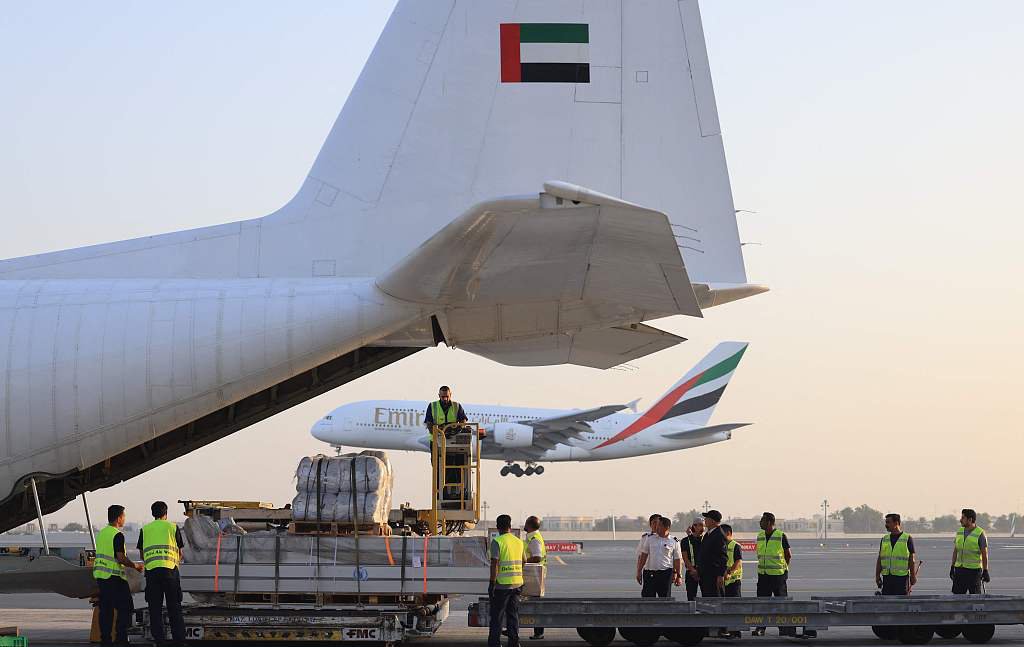 当地时间2023年10月17日，阿联酋迪拜，阿联酋向加沙地带提供人道主义救援物资，运输机飞离迪拜机场。