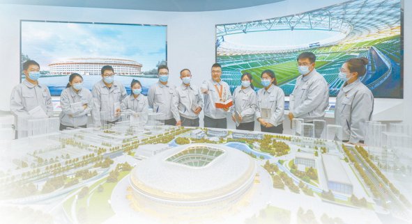 “电梯医生”陶建伟(中)被评为电气专业高级工程师 本报记者 潘之望摄