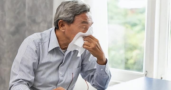秋冬季节老年人容易犯支气管炎，出现咳嗽咳痰后该怎么办？