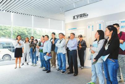 10月18日,参与“高质量发展调研行”四川主题采访活动的记者们走进四川汇宇制药股份有限公司。四川日报全媒体记者 黄潇 摄