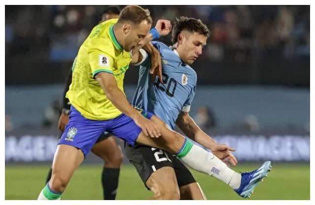 乌拉圭爆冷2-0胜巴西，内马尔受伤被抬离场，排名第二反超
