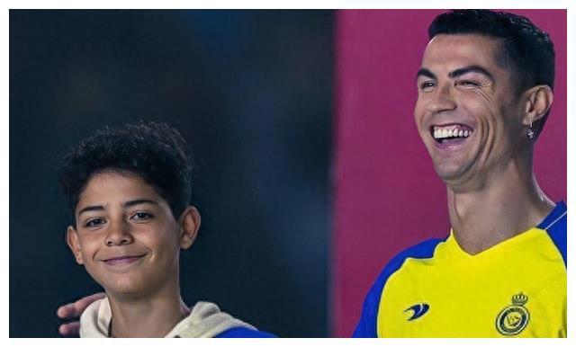 梅西与小梅西加入阿联酋巨人，C罗感到高兴，未来或同队