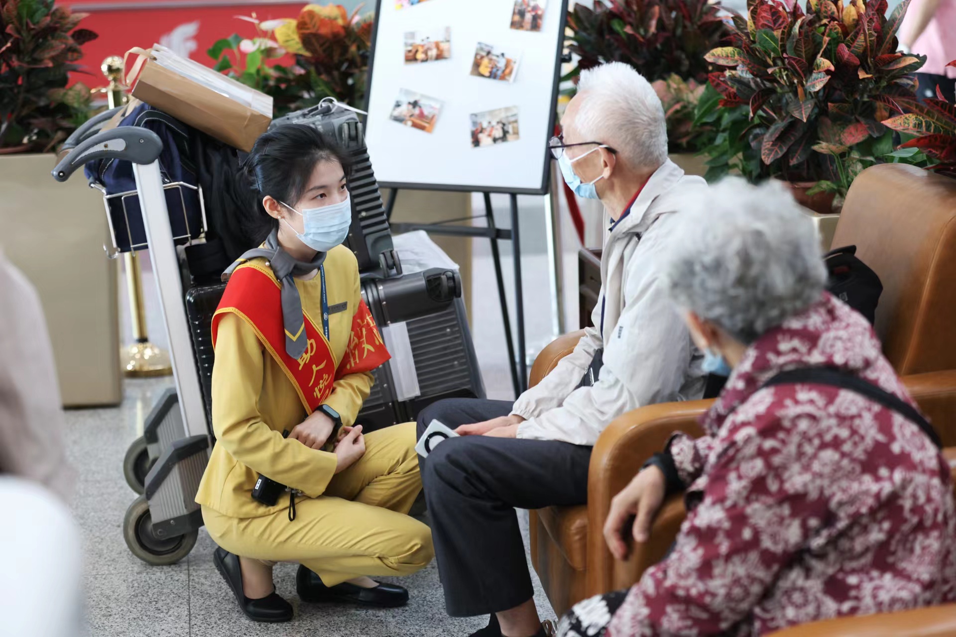 10月13日，首都國際機場，機場工作人員正在解答老年旅客諮詢的問題。 新京報記者 陶冉 攝