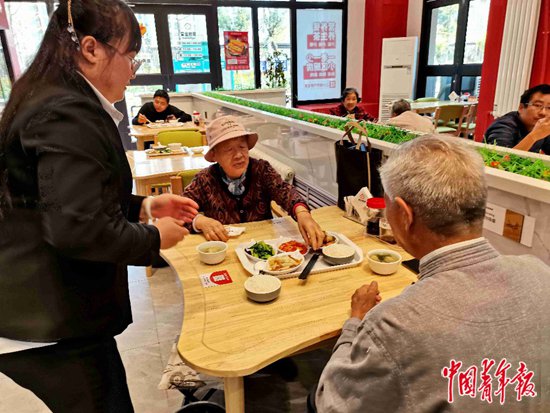 兰州市城关区红星紫郡小区,午餐时间,“佳家厨房”服务人员为老年人提供助餐服务。中青报·中青网记者 马富春/摄