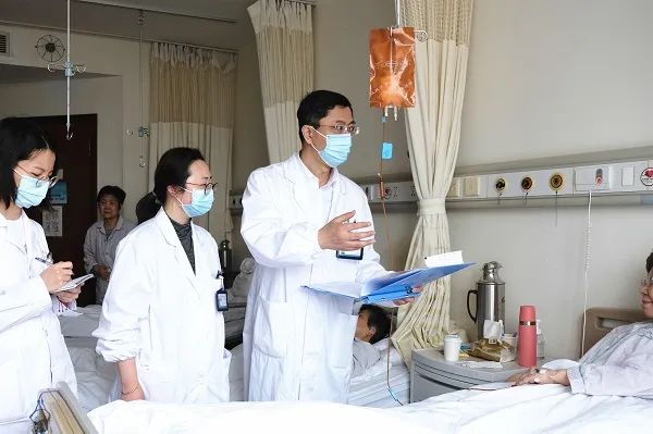 华东医院院长保志军在查房 采访对象供图(下同)