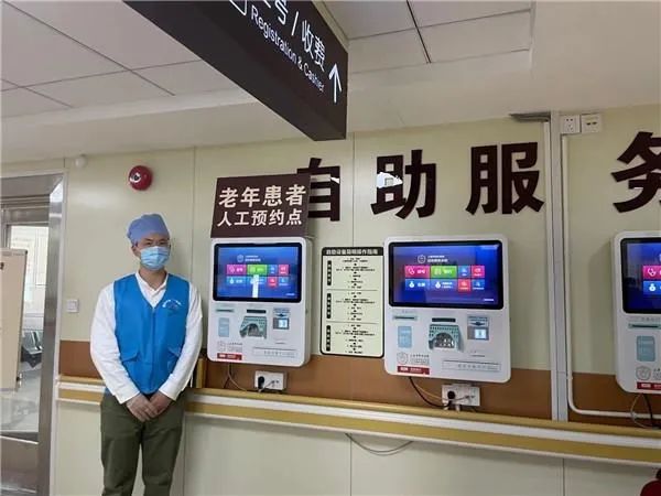 上海市肺科医院设立老年患者人工预约点 采访对象供图
