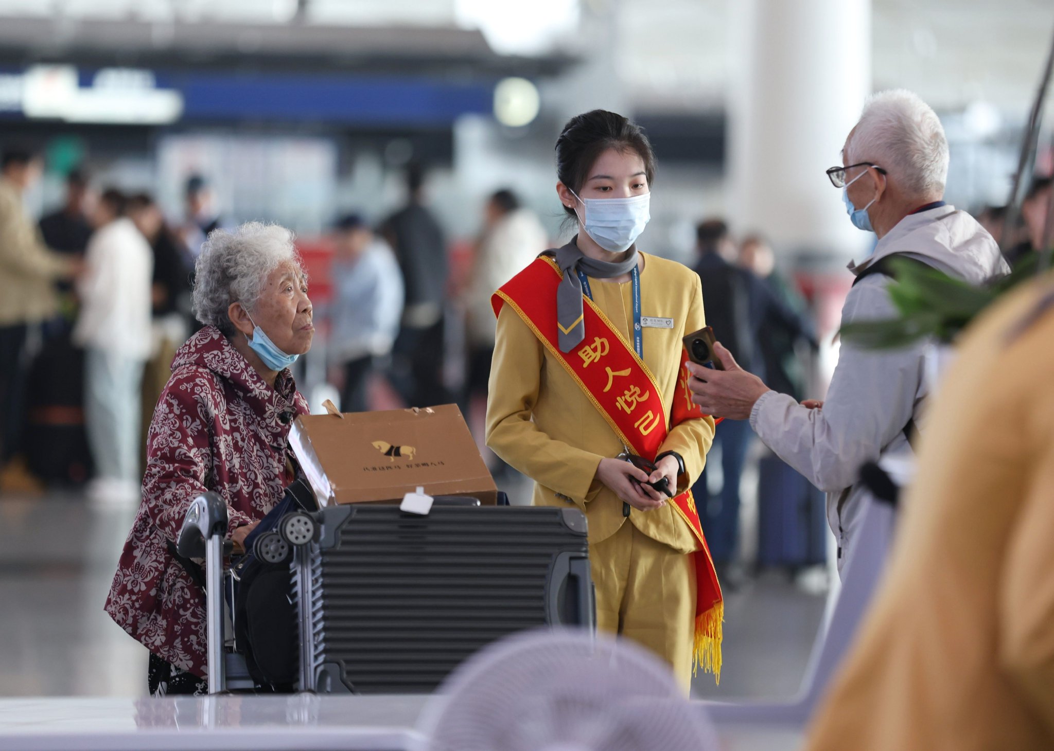 10月13日，首都國際機場，兩位老人在向機場工作人員尋求幫助。 新京報記者 陶冉 攝