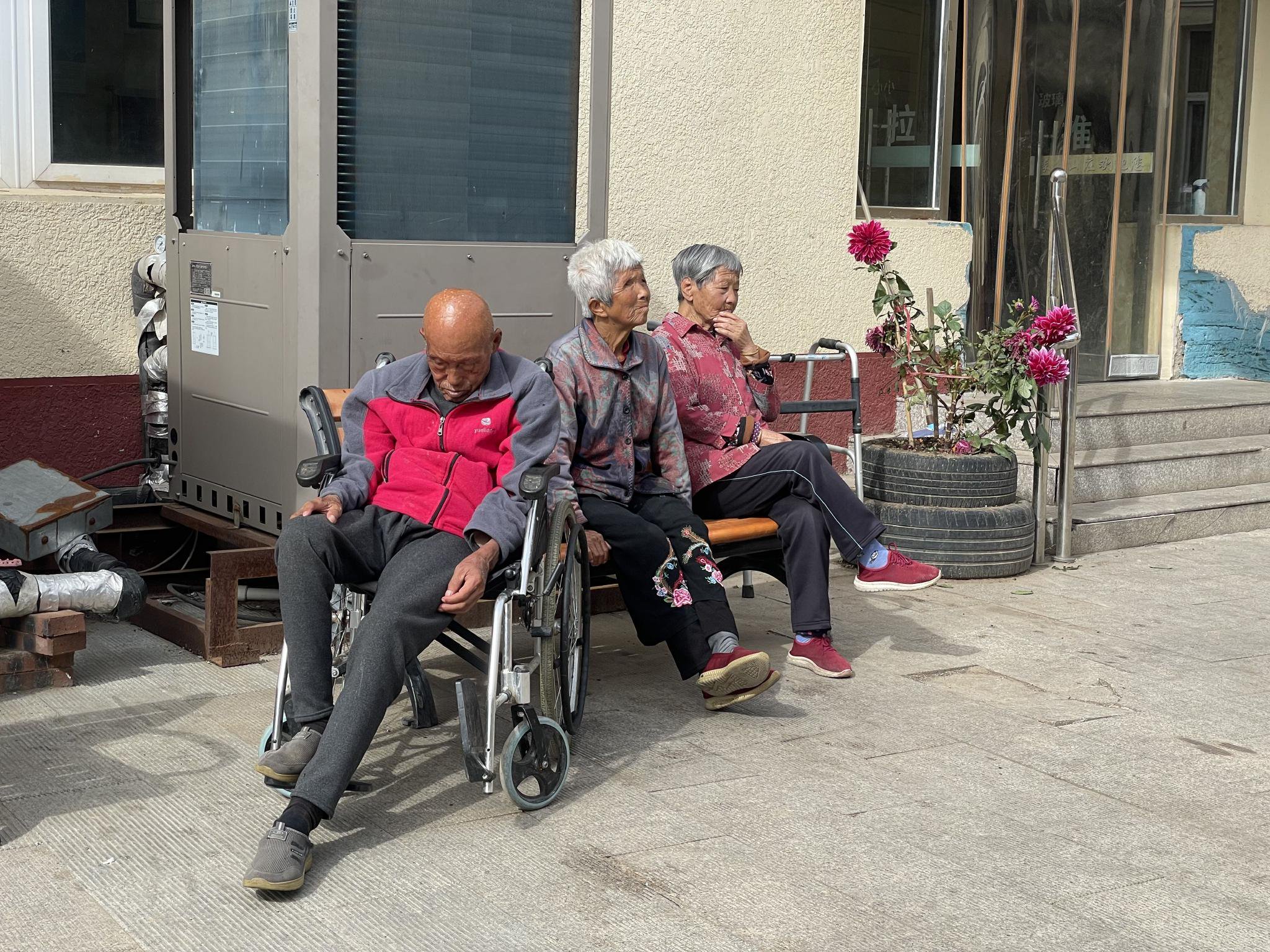 午飯後，一些老人在養老院里曬太陽，有的老人已經睡著了。新京報記者 趙利新 攝