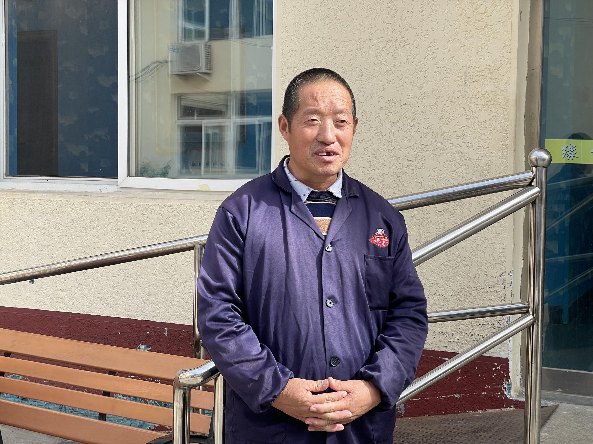 今年58歲的鄭寶平，是養老院里年齡最大的護理員。新京報記者 趙利新 攝
