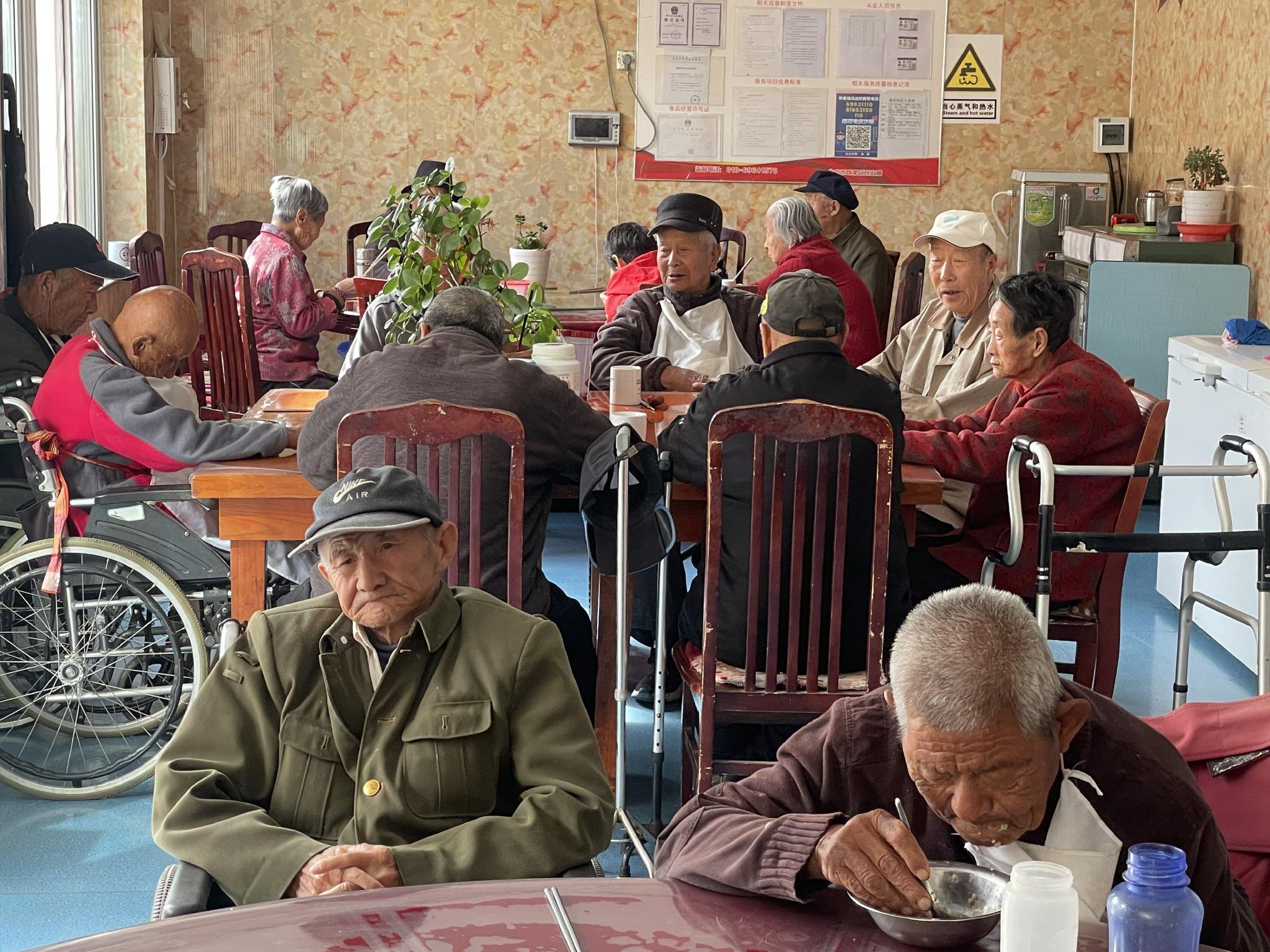 10月19日中午，養老院老人在餐廳內吃飯。新京報記者 趙利新 攝