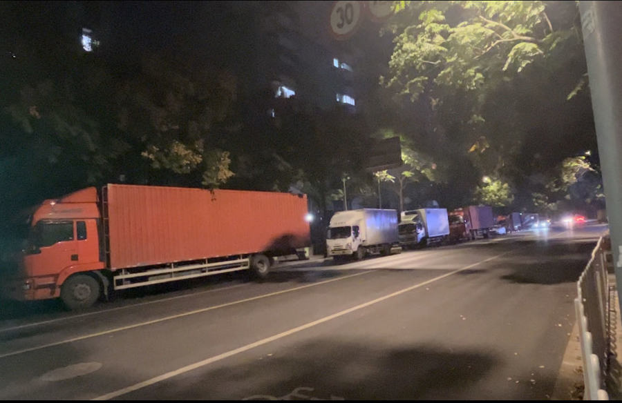 江玮路南侧，也被货车占据得满满当当。