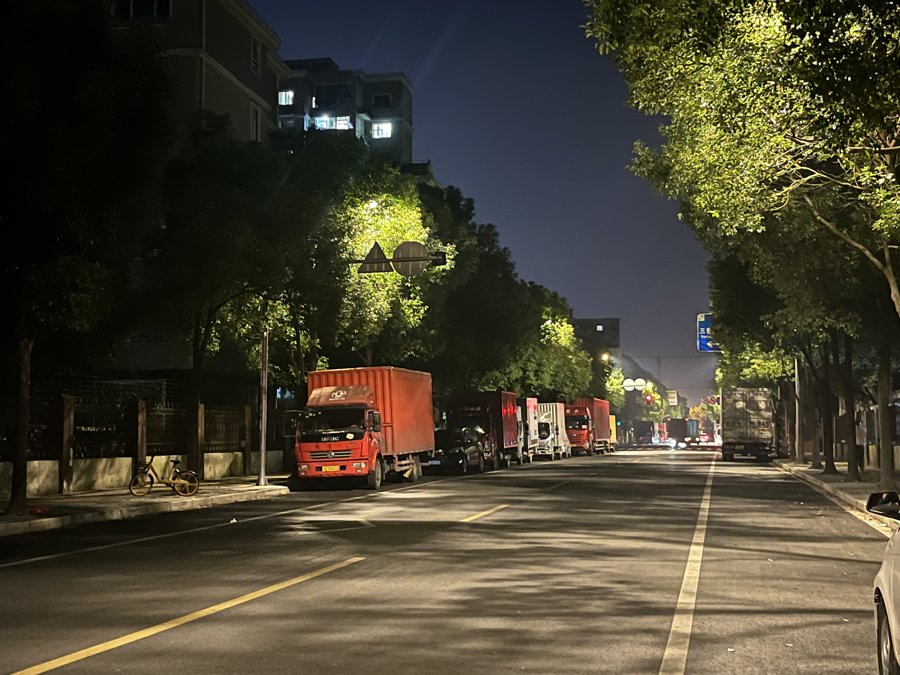 鹤坡南路边的非机动车道上，停靠着不少车辆。