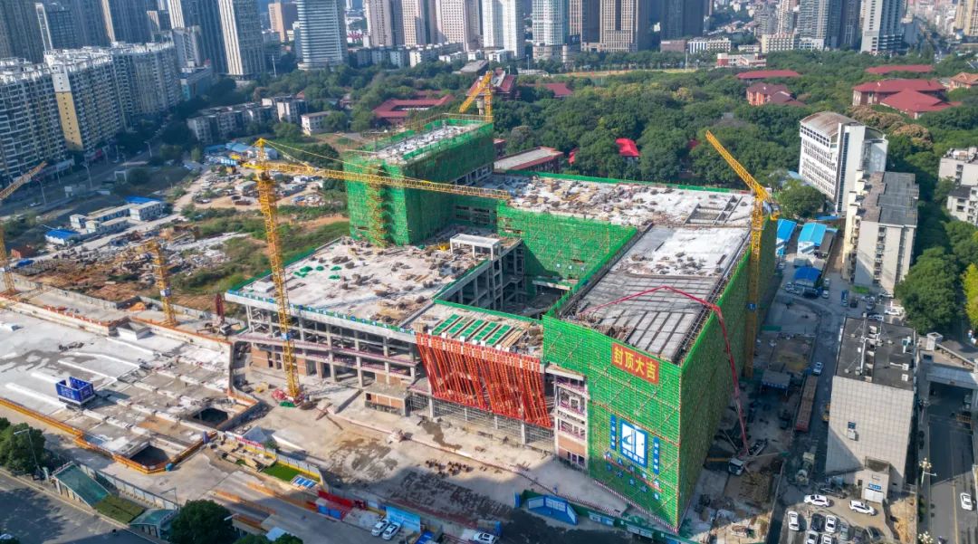 △10月23日,作为“一宫”的长沙市工人文化宫原址新建项目全面封顶。长沙晚报全媒体记者 易亿 摄