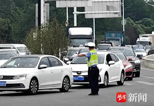 图为浦口警方开展治安检查