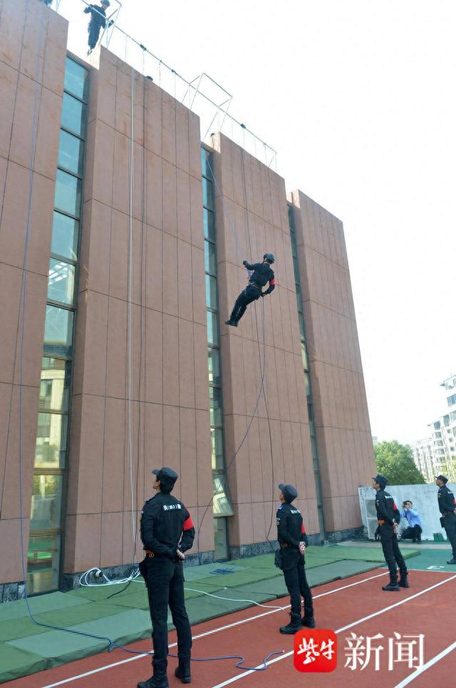 图为浦口公安分局“鹧应突击队”开展日常训练