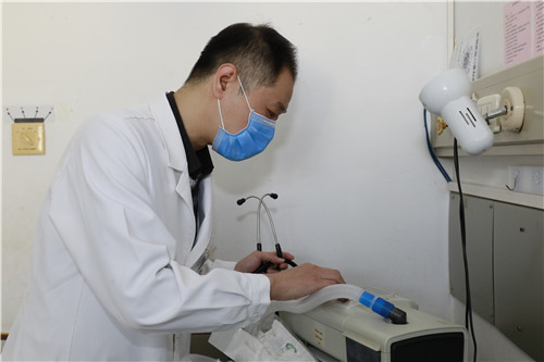 如何正确佩戴无创呼吸机 67fc-bc6b1332a0c66cc71773dea8db7b39ff.jpg