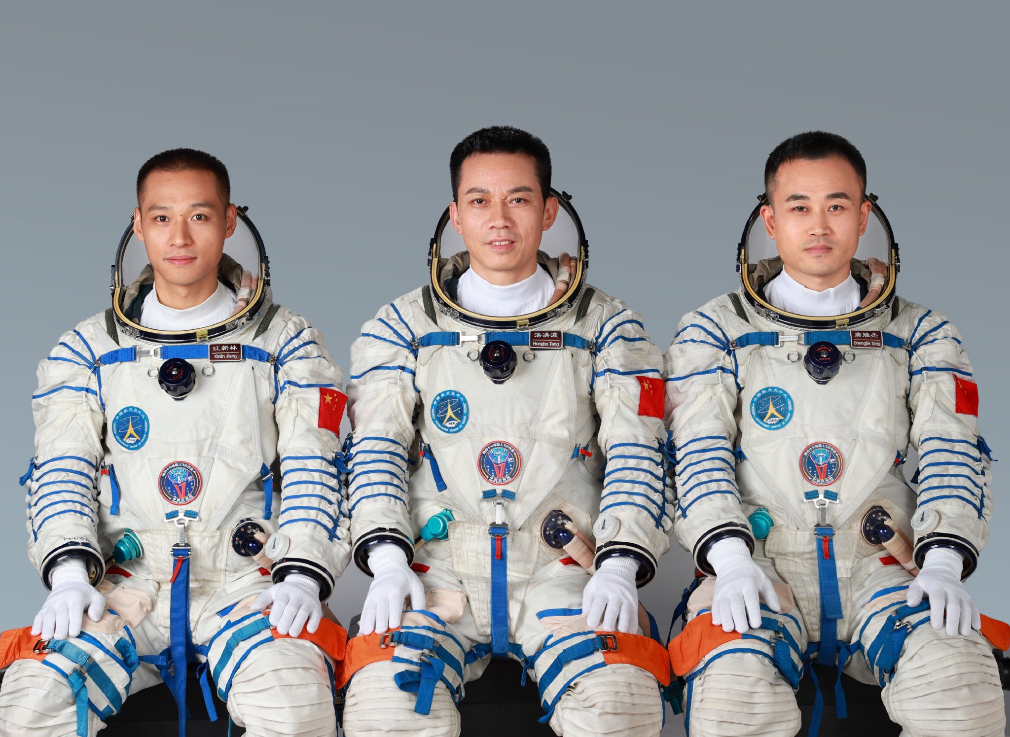 太空会师！神舟十五号3名航天员顺利进驻中国空间站--经济·科技--人民网